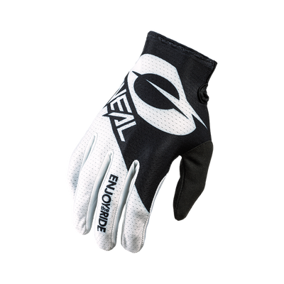 Der O'NEAL MATRIX Handschuh STACKED ist ein schwarz-weißer Motocross-Handschuh mit dem Schriftzug "O'NEAL" und "ENJOY THE RIDE" auf der Oberseite, gefertigt aus atmungsaktivem, perforiertem Material für hohen Tragekomfort.
