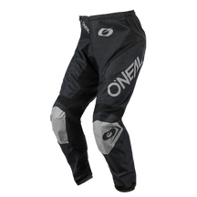 Los pantalones de motocross O'NEAL Matrix Pants RIDEWEAR en negro y gris presentan logotipos blancos pequeños y llamativos, diseñados para ofrecer estilo y seguridad en la pista. Equipación de motocross de primera calidad de O'NEAL, fotografiada sobre fondo blanco.