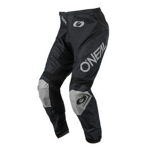 Los pantalones de motocross O'NEAL Matrix Pants RIDEWEAR en negro y gris presentan logotipos blancos pequeños y llamativos, diseñados para ofrecer estilo y seguridad en la pista. Equipación de motocross de primera calidad de O'NEAL, fotografiada sobre fondo blanco.