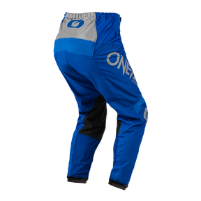 Los pantalones de motocross O'NEAL Matrix RIDEWEAR en azul y gris con detalles en negro llevan el logotipo "ONE" en la pernera, cintura elástica y son visibles por detrás y por los lados: la equipación de motocross perfecta para cualquier piloto.