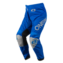 Los pantalones O'NEAL Matrix RIDEWEAR son unos pantalones de motocross de color azul brillante con inserciones grises y negras en las rodillas, que llevan el nombre y el logotipo de la marca O'NEAL en blanco en el muslo para una seguridad óptima.