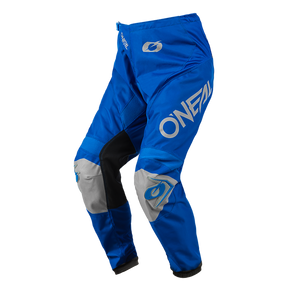 Los pantalones O'NEAL Matrix RIDEWEAR son unos pantalones de motocross de color azul brillante con inserciones grises y negras en las rodillas, que llevan el nombre y el logotipo de la marca O'NEAL en blanco en el muslo para una seguridad óptima.
