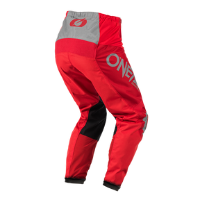 Los pantalones de motocross O'NEAL Matrix pants RIDEWEAR en rojo y gris con detalles en negro presentan el logotipo O'NEAL "ONE" en el lateral y una "O" estilizada en la cintura, mostrados desde una vista de tres cuartos por detrás.