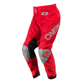 Los pantalones O'NEAL Matrix RIDEWEAR son unos pantalones de motocross rojos y grises con detalles en negro, un llamativo logotipo O'NEAL en blanco en la pernera derecha y logotipos más pequeños en el muslo y la rodilla izquierdos: una combinación de estilo y seguridad que forma parte de la gama de productos O'NEAL.