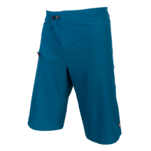Pantalón corto O'NEAL Matrix de O'NEAL, azul verdoso, largo hasta la rodilla, con un bolsillo lateral, dos botones en la parte delantera y un logotipo naranja en el dobladillo. Pantalón corto de MTB de corte relajado sobre fondo blanco.