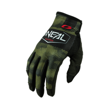 El guante O'NEAL Mayhem COVERT es un guante de motocross de camuflaje verde y negro con un logotipo rojo en la muñeca, "O'NEAL" en letras blancas en la parte superior, y está diseñado para ser duradero, mostrado sobre un fondo blanco.