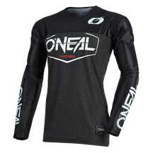 Das O'NEAL MAYHEM Jersey HEXX ist ein schwarz-dunkelgraues Hochleistungstrikot mit weißen O'NEAL-Logos auf der Brust, den Ärmeln und dem Kragen sowie einem roten "ENJOY RIDE"-Schriftzug unter dem Hauptlogo - entworfen für maximale Funktionalität.