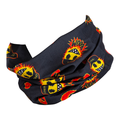 El calentador de cuello O'NEAL EMOJI es un pañuelo tubular negro de O'NEAL que muestra coloridas caras emoji con pelo de fuego y letras "¡WOW!" y "¡BOOM!", ideal para aventuras de motocross o mountain bike.