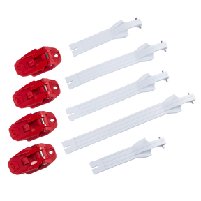 Quatre clips en plastique rouge et cinq bandes en plastique blanc du kit O'NEAL RIDER PRO Bottes Full Buckle/Strap sont disposés en rangées parallèles sur un fond noir, les clips à gauche et les bandes à droite.