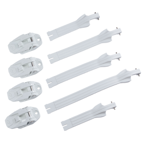 Quatre boucles blanches et quatre sangles blanches assorties du kit O'NEAL RIDER PRO Bottes Full Buckle/Strap sont disposées en rangées parallèles sur un fond noir.