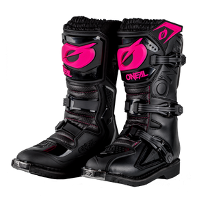 Die O'NEAL RIDER PRO Stiefel Kinder sind schwarze Offroad-Stiefel mit pinkfarbenen Akzenten, mehreren Schnallen, verstärkten Sohlen für Schutz und Halt und mit dem O'NEAL-Logo - perfekt als Kinder Motorradstiefel.
