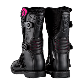 Die O'NEAL RIDER PRO Stiefel Kinder in Schwarz mit pinken Akzenten verfügen über robuste Schnallen, strukturierte Einsätze und ein sichtbares "O'Neal"-Branding - ideale Offroad-Stiefel für junge Fahrer.