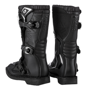 Ein Paar schwarze O'NEAL RIDER PRO Stiefel Kinder von O'NEAL, mit Schutzpolsterung, verstellbaren Schnallen, verstärkten Sohlen und strukturierten Details, von der Seite und von hinten gezeigt.