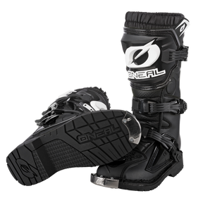 Ein Paar schwarze O'NEAL RIDER PRO Stiefel Kinderstiefel mit weißen Logos, robusten Sohlen und verstellbaren Schnallen - ein Stiefel steht aufrecht, der andere liegt auf der Seite, wodurch die Sohle hervorgehoben wird.
