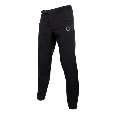 Le pantalon O'NEAL TRAILFINDER en noir avec une ceinture à la taille, des poches zippées et un logo O'NEAL sur la cuisse gauche offre une liberté de mouvement maximale pour chaque aventure.