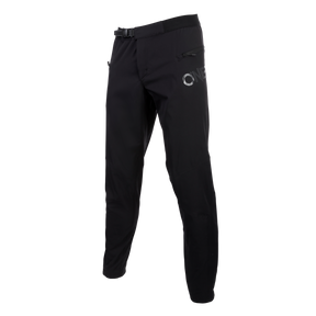 Die O'NEAL TRAILFINDER Hose Kinder ist eine schwarze, schmal geschnittene Sporthose mit einer seitlichen Reißverschlusstasche, einem verstellbaren Taillengürtel und einem weißen "ONE"-Logo - ideal für vielseitige Motorsportausrüstung.