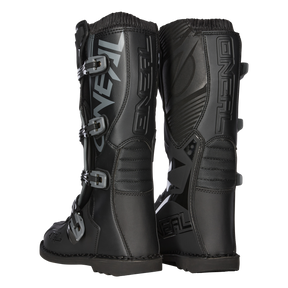 Ein Paar schwarze O'NEAL TRIBUTE Stiefel mit silbernem O'NEAL-Branding, robusten Schnallen und strukturierten Einsätzen, die von hinten und von der Seite zu sehen sind - perfekt, um die MX-Zubehör-Kollektion eines jeden Motorsportfans zu erweitern.