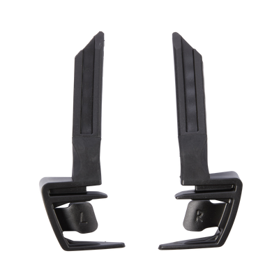 Se muestran dos piezas de plástico negro del O'NEAL Flexible Hinges TRON Neckbrace una al lado de la otra, cada una con largos brazos verticales y bases en ángulo grabadas con una "L" (izquierda) y una "R" (derecha) para identificar sus lados.