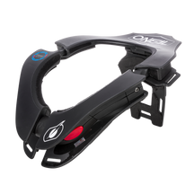 Ein schwarzer O'NEAL TRON Neckbrace SOLID mit Polsterung und rotem Auslöseknopf, der für die Sicherheit beim Motocross oder Fahrradfahren entwickelt wurde, ist vor einem weißen Hintergrund abgebildet.