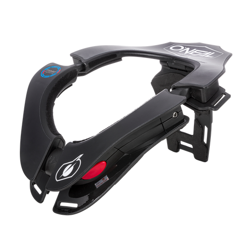 Un Neckbrace O'NEAL TRON SOLID noir avec rembourrage et bouton de déclenchement rouge, conçu pour la sécurité en motocross ou en vélo, est représenté sur un fond blanc.