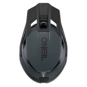Vista dall'alto dell'elegante casco O'NEAL Transition TwiceMe FLASH grigio scuro opaco con accenti neri, ampie aperture di ventilazione per una protezione ottimale e il sorprendente logo O'NEAL al centro.