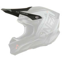 Der O'NEAL Visor 10SRS Carbon Helm PRODIGY ist ein schwarz-grauer Vollvisier-Motorradhelm mit kantigem Design, roten Akzenten und einem markanten Visier, dargestellt von der linken Seite.