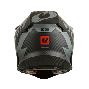Vista posteriore del casco O'NEAL 10SRS Carbon Prodigy nero e grigio con motivi angolari, marchio O'NEAL rosso, aperture di ventilazione visibili e calotta esterna in fibra di carbonio per una maggiore leggerezza.