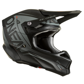 L'O'NEAL 10SRS Carbon Helmet Prodigy è un casco integrale nero e grigio con visiera, aperture per la ventilazione, un accattivante marchio O'NEAL e una leggera calotta esterna in fibra di carbonio.