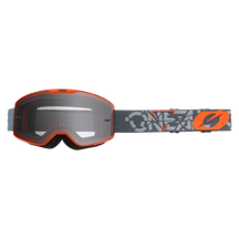 Die O'NEAL B-20 Brille STRAIN verfügt über ein schwarz getöntes Glas für ein großes Sichtfeld, einen orangefarbenen Rahmen und ein graues Band mit abstrakten Mustern sowie dem "ONE"-Logo in Orange und Weiß.