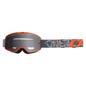 Die O'NEAL B-20 Brille STRAIN verfügt über ein schwarz getöntes Glas für ein großes Sichtfeld, einen orangefarbenen Rahmen und ein graues Band mit abstrakten Mustern sowie dem "ONE"-Logo in Orange und Weiß.