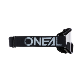 Une paire de lunettes O'NEAL B-ZERO Lunettes de motocross avec une large lanière réglable sur laquelle est inscrit le nom "O'NEAL" en lettres blanches grasses. Avec une lentille claire et une monture noire, ces lunettes noires sont conçues pour une protection optimale des yeux et un ajustement confortable pour les pilotes devant un fond noir simple.