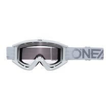 Die O'NEAL B-ZERO Brille, eine weiße Motocross-Brille, verfügt über eine transparente Linse und einen verstellbaren Riemen mit dem Markennamen „O'NEAL“ in fetten Buchstaben. Der Rahmen verfügt über Belüftungsschlitze entlang der Oberkante und ist damit perfekt für Motocross-Brillen-Enthusiasten, die Wert auf Stil und Funktionalität legen.