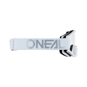 Les lunettes O'NEAL B-ZERO disposent d'une bande blanche avec le logo O'Neal en gris. Cette bande, compatible à la fois avec les lunettes de motocross et de VTT, s'attache à une paire de lunettes de protection. Vu de côté, on reconnaît le mécanisme de réglage et la fermeture de la bande. Le fond est noir.