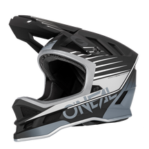 El casco O'NEAL Blade DELTA de poliacrilita ofrece un diseño en negro, gris y blanco con visera y ventilación de malla, perfecto para los profesionales del ciclismo de montaña que buscan la máxima protección y estilo.