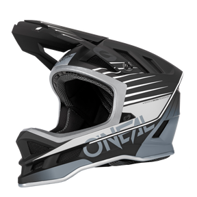 El casco O'NEAL Blade DELTA de poliacrilita ofrece un diseño en negro, gris y blanco con visera y ventilación de malla, perfecto para los profesionales del ciclismo de montaña que buscan la máxima protección y estilo.