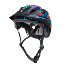 Der O'NEAL FLARE Helm Kinder REX hat ein lebhaftes abstraktes Design, ein schwarzes Visier und verstellbare Kinnriemen - ideal als Kinderhelm und Actionsport-Zubehör. Abgebildet auf schwarzem Hintergrund.