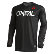 Das O'NEAL Custom Jersey HARDWEAR ELITE zeichnet sich durch einen auffälligen weißen ONEAL"-Schriftzug auf schwarzem Grund, atmungsaktive Netzeinsätze und ein rotes O"-Logo am Kragen aus - perfekt für Fahrer, die ein einzigartiges, leistungsstarkes Trikot suchen.