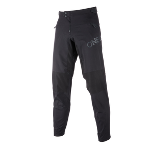 I pantaloni O'NEAL Legacy presentano tasche con zip, ginocchia rinforzate e la stampa "ONE" sulla coscia: perfetti per i fan di Greg Minnaar e delle due ruote.