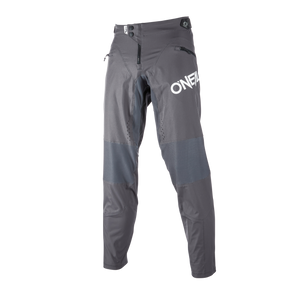 I pantaloni O'NEAL Legacy, pensati per gli amanti delle due ruote e ispirati a Greg Minnaar, sono dotati di tasche con zip e ginocchia rinforzate, qui in grigio su sfondo bianco.