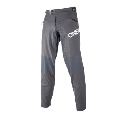 I pantaloni O'NEAL Legacy, pensati per gli amanti delle due ruote e ispirati a Greg Minnaar, sono dotati di tasche con zip e ginocchia rinforzate, qui in grigio su sfondo bianco.