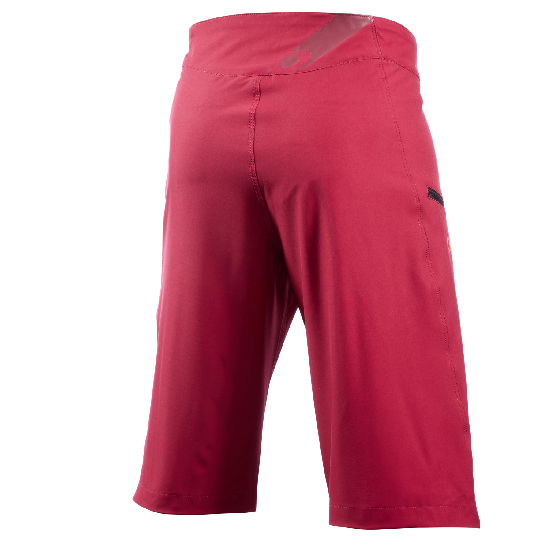 O'NEAL MATRIX Shorts: Locker sitzende, knielange rote Shorts mit breitem Bund und einem kleinen schwarzen O'NEAL-Logo oben links. Sportliche Bekleidung mit glatter Struktur, die Schutz bei Mountainbike-Abenteuern bietet. Auf weißem Hintergrund abgebildet.