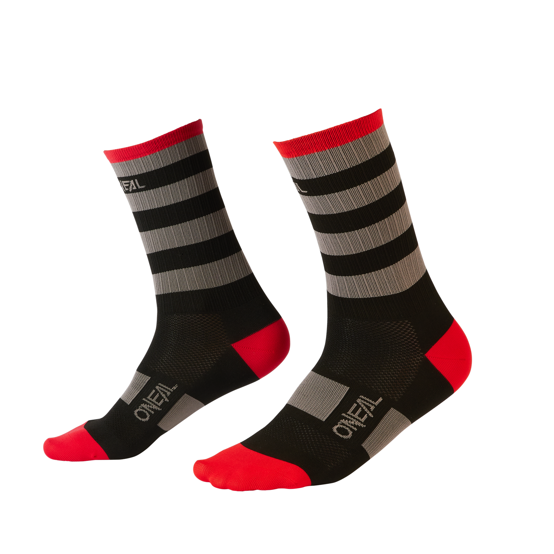 Ein Paar schwarze O'NEAL MTB Performance Socke STRIPE Crew-Socken mit grauen Streifen, roten Fersen, Zehen und Bündchen sowie dem O'NEAL-Logo in Weiß an den Zehen und am Knöchel.