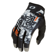 Der O'NEAL MAYHEM Handschuh SCARZ von O'NEAL ist ein schwarz-grauer Handschuh mit grafischen Motiven, weißen und orangefarbenen Akzenten, strukturierten Fingerspitzen und einem Klettverschluss am Handgelenk, der für lange Haltbarkeit sorgt.