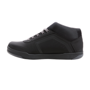 La zapatilla de pedal O'NEAL Pinned PRO FLAT de O'NEAL es una zapatilla de ciclismo negra de caña alta con un collarín estructurado en el tobillo, cordones grises y suela de goma gris, ideal para los aficionados a los accesorios de bicicleta de montaña o de motocross. Se muestra de perfil sobre fondo blanco.