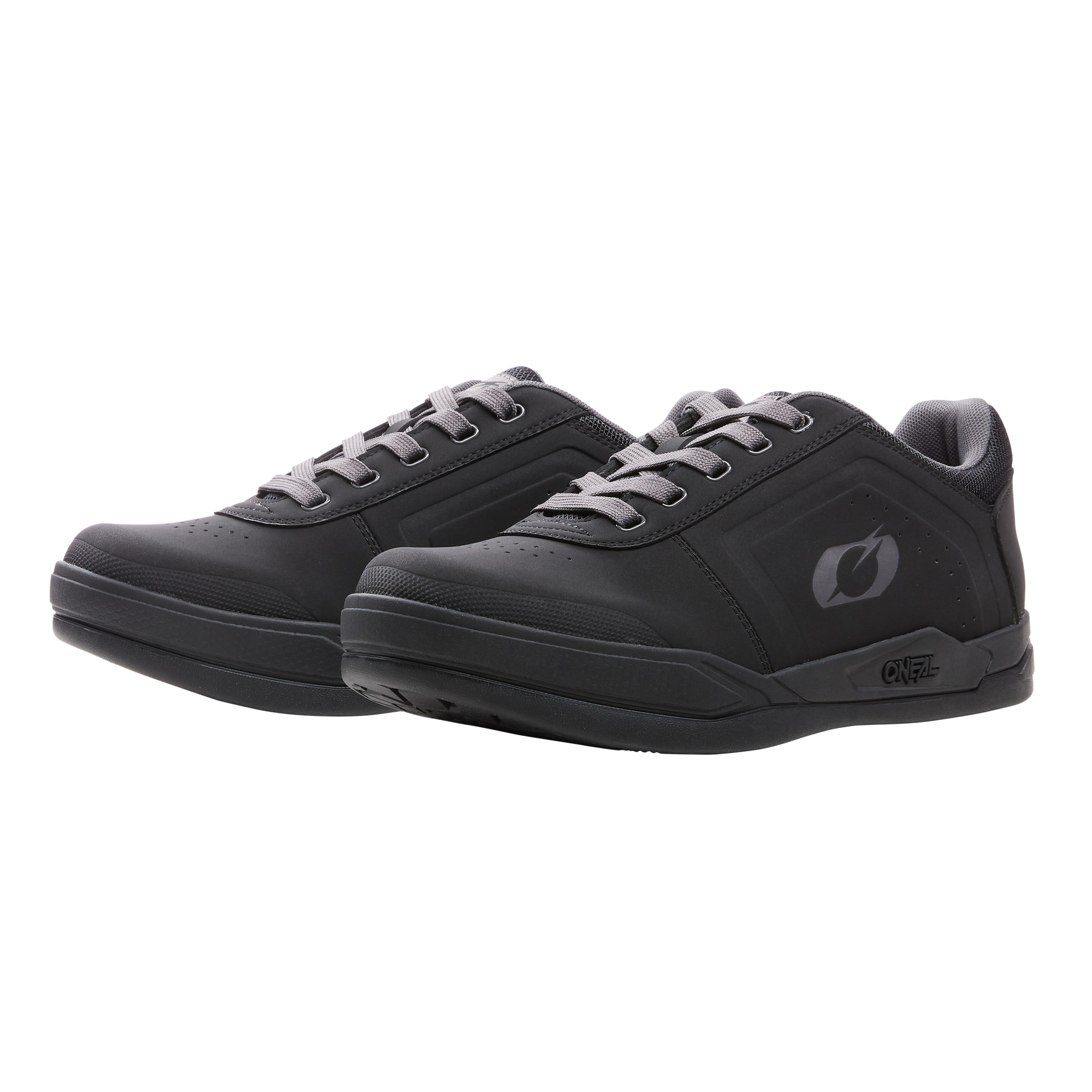 Ein Paar O'NEAL PINNED SPD Schuh in Schwarz mit dunkelgrauen Schnürsenkeln und Sohlen, mit einem dezenten seitlichen Logo und Low-Top-Design, von der Marke O'NEAL, nebeneinander auf einem unifarbenen Hintergrund dargestellt.