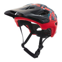 El casco O'NEAL Trailfinder RIO es un casco de bicicleta de montaña rojo y negro con gráficos azules y rojos, ventilaciones, correas negras ajustables, visera, y es perfecto para la seguridad en los senderos en cualquier recorrido.