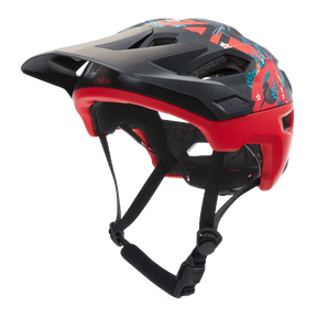 El casco O'NEAL Trailfinder RIO es un casco de bicicleta de montaña rojo y negro con gráficos azules y rojos, ventilaciones, correas negras ajustables, visera, y es perfecto para la seguridad en los senderos en cualquier recorrido.