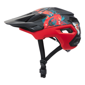 El casco O'NEAL Trailfinder RIO es un casco de bicicleta de montaña rojo y negro con motivos de flores y pájaros tropicales, visera negra y correa ajustable en la barbilla para un ajuste seguro en la ruta.