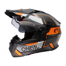Der O'NEAL D-SRS Helm SQUARE ist ein schwarz-orange-weißer Helm mit einem Visier, aerodynamischem Design und dem O'NEAL-Markennamen an der Seite.