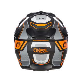 Una vista posteriore del casco O'NEAL D-SRS SQUARE nero, arancione, grigio e bianco con motivi geometrici e ventilazione dettagliata.